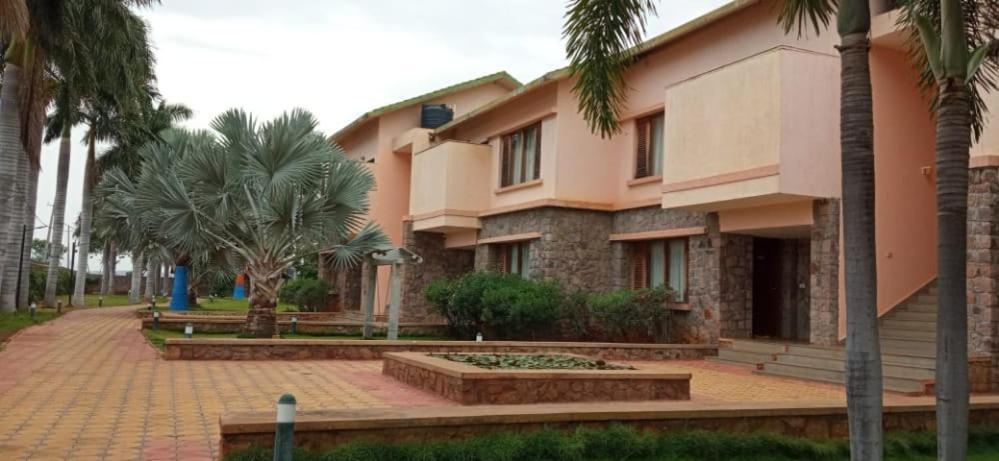 בדאמי Krishna Heritage Resort מראה חיצוני תמונה